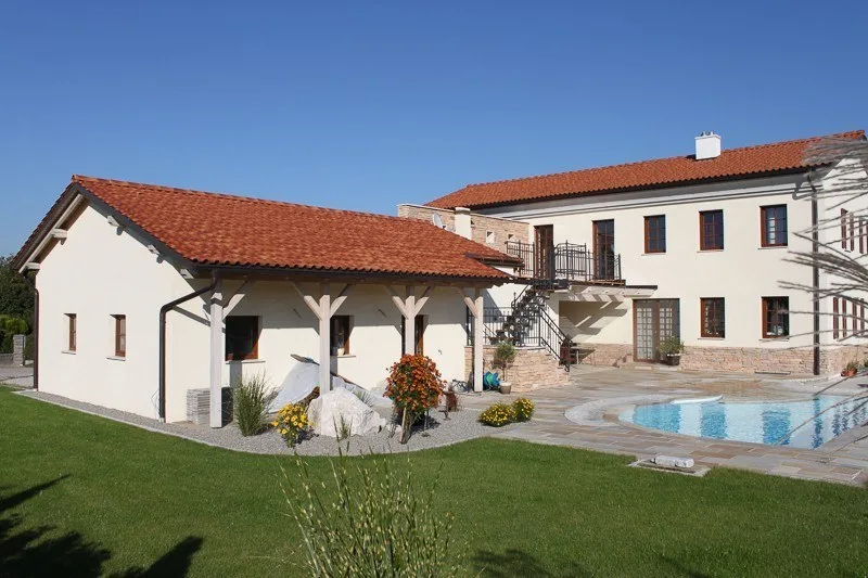 Fertiges Wohnhaus mit Ziegeldach, Pool und Rasen