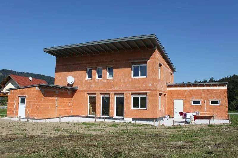 Ziegelrohbau eines Hauses mit Flachdach
